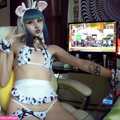 Gloomybaby - who wants to bend me over and fuck my pussy