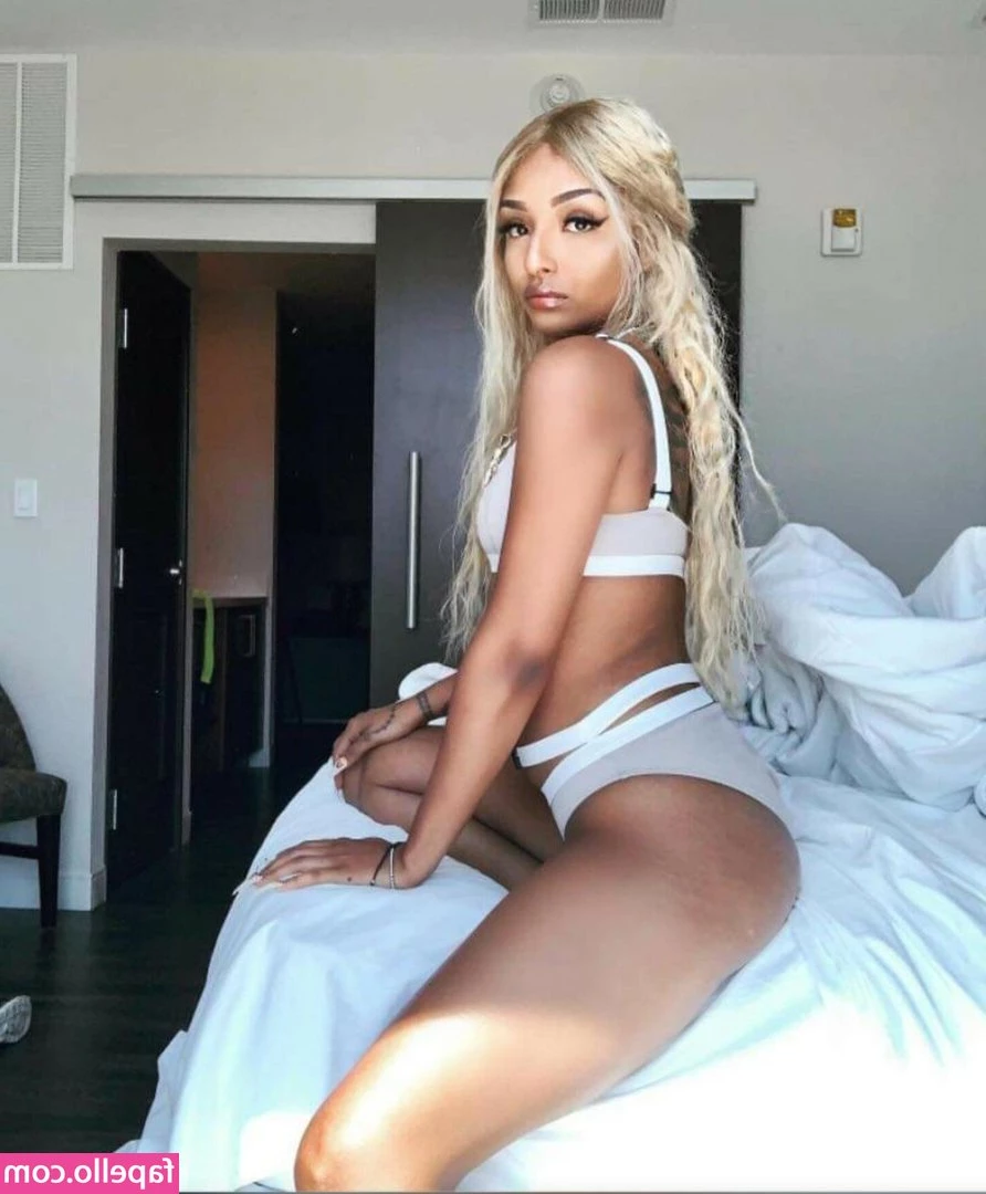 DayWithAsh - Making myself get super wet in my first penetration vid ever  nobody