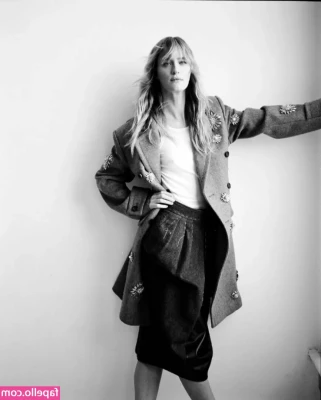 Mackenzie Davis [ mackenzie-davis ] - Coronavirus is affecting everyone all over the World  Keep safe dear