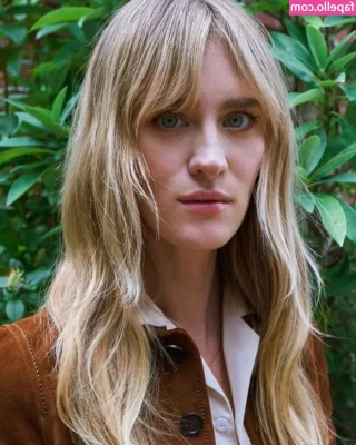 Mackenzie Davis [ mackenzie-davis ] - Merry Christmas  everyone     What did you get me  A little tip would