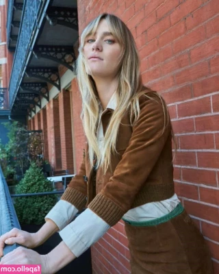 Mackenzie Davis [ mackenzie-davis ] - Love the low angle! And I'm sure you also love seeing me in the