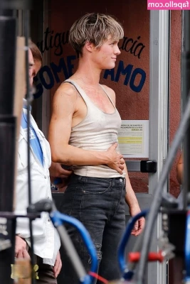 Mackenzie Davis [ mackenzie-davis ] - One sure window into a person s soul is her reading list