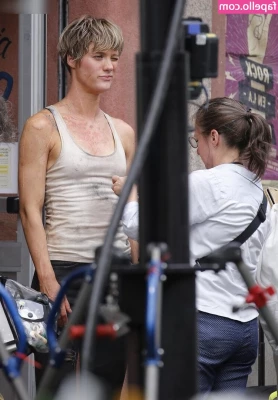 Mackenzie Davis [ mackenzie-davis ] - Kinda in the mood to smother someone s face