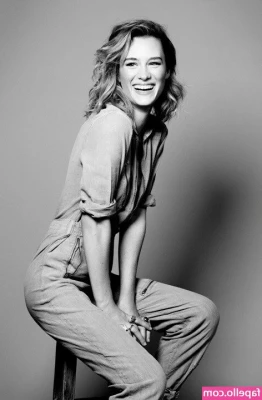 Mackenzie Davis [ mackenzie-davis ] - More soles and Thursday s panties  I have a few things to do and then