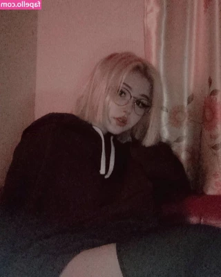 su_ga_r_ik [ su-ga-r-ik ] - If I could show off my legs and feet full time I definitely would 