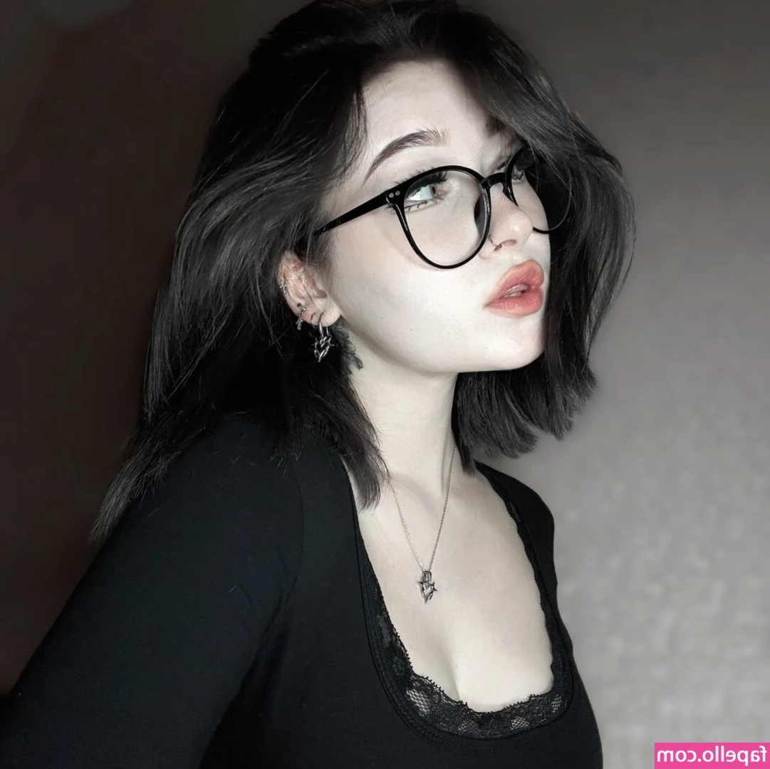 su_ga_r_ik [ su-ga-r-ik ] - Cum on my tongue daddy