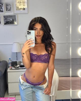 Rossellaml - Flexing muscles, wearing sexy bikinis, showing off those lower belly