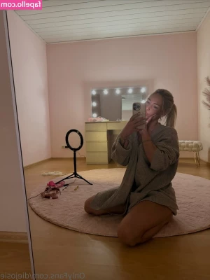 Josephine Wagner [ josephine-wagner ] - Shud I post the pic without my hands  Dm me lmk