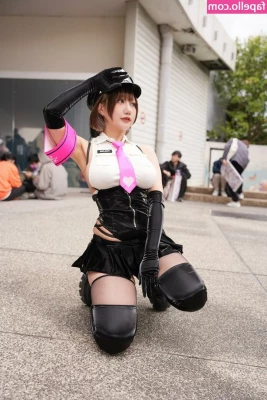 Miss Seven [ miss-seven ] - Taking pics in my grandparents back yard 😎😘 What do you think