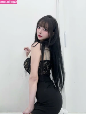 Aesoon_96 [ aesoon-96 ] - Someone’s getting her toes & nails done! If you like French
