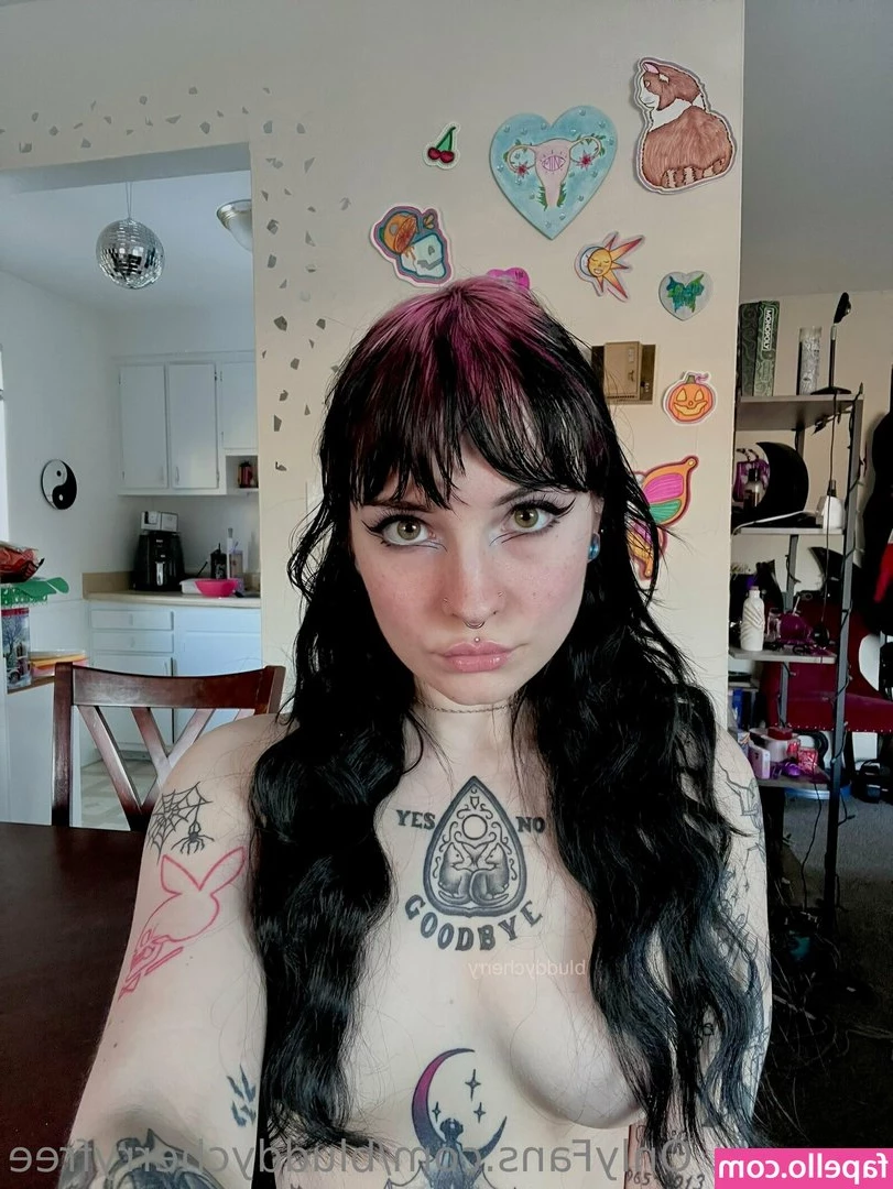 bluddycherryfree - Pedi pra ele passar óleo no meu corpo   Ele lambuzou minha bunda com