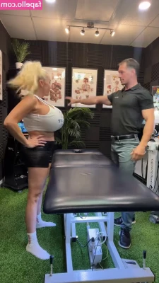 Tammy Hernandez [ tammy-hernandez-2 ] - Apply a lot of oil to the big buttocks.
