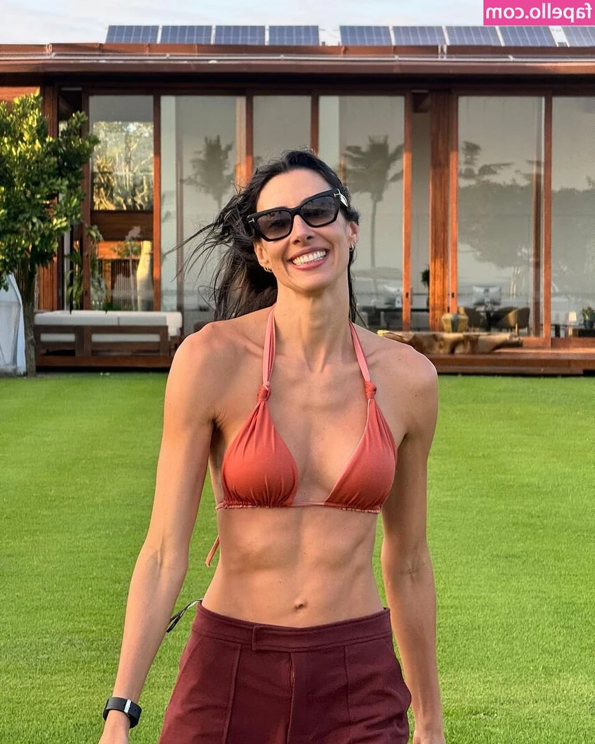 Sheilla Castro [ sheilla-castro ] - Continuación del video xxx con un fan y falta mucho más