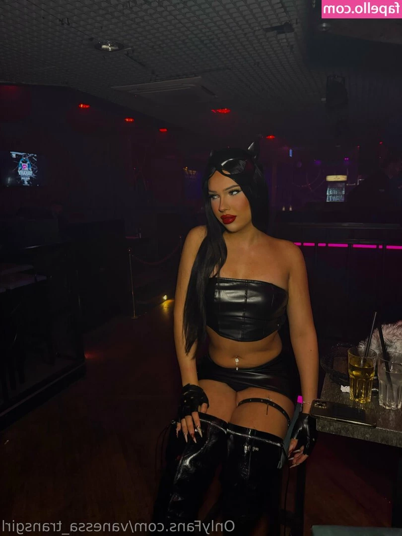 vanessa_transgirl [ vanessa-transgirl ] - I just mind my motherfucking business and make my motherfucking