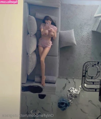 notcutegrace - going live on @vodkamilk in 30 for naked yoga and showering 💦💦