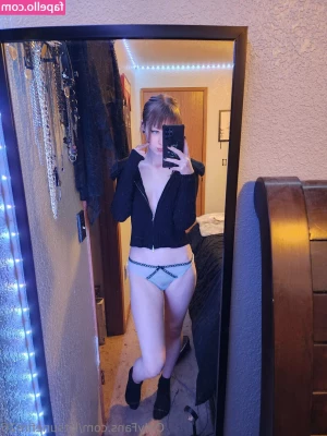 kitsuneelda - You guys like thigh highs, right?