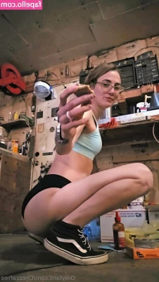 chezzafree - Oiling up my juicy boobs and bouncing my booty, then I play with