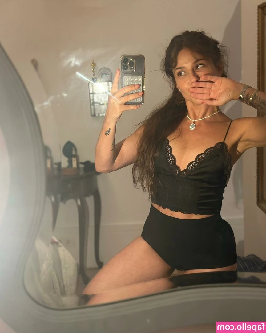 Priscila Sol [ priscila-sol ] - Do you wanna spank my booty
