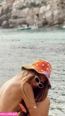 Zoe Pastelle [ zoe-pastelle ] - Who likes the view