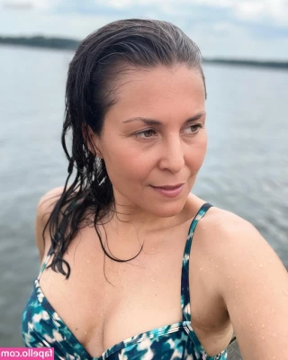 Vanessa Blumhagen [ vanessa-blumhagen ] - I had a big dinner ok! Don’t judge 😜