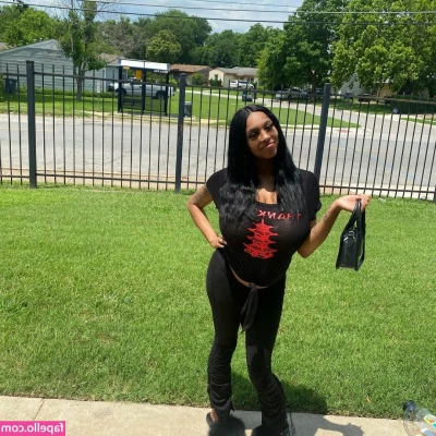 Nene Balenciaga [ nene-balenciaga ] - I got my panties in a bunch 💁🏽‍♀️. Can you help me with