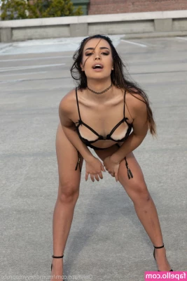 momoneyyymoprobzzz - Feet in your face  https onlyfans com ari_berry23