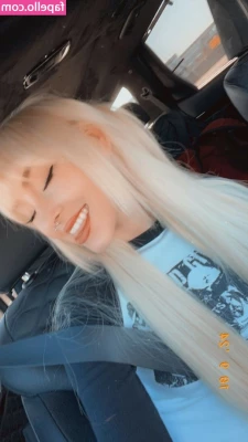 Holly Halen [ holly-halen ] - Who wants to make my pussy wet