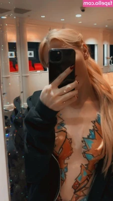 Holly Halen [ holly-halen ] - so  last night  i was setting up a bath and  my phone fell in  im so