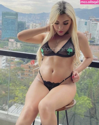 Susana Medina [ susana-medina ] - Hmm I need help taking off my pants