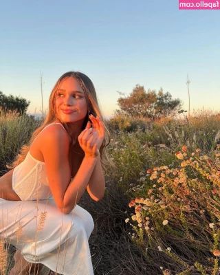 Kiana Stadler [ kiana-stadler ] - Open me up like this and give me a 💋  P.s. I have a sexy video for