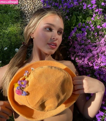 Kiana Stadler [ kiana-stadler ] - I'm thinking about going outside and giving the neighbors something