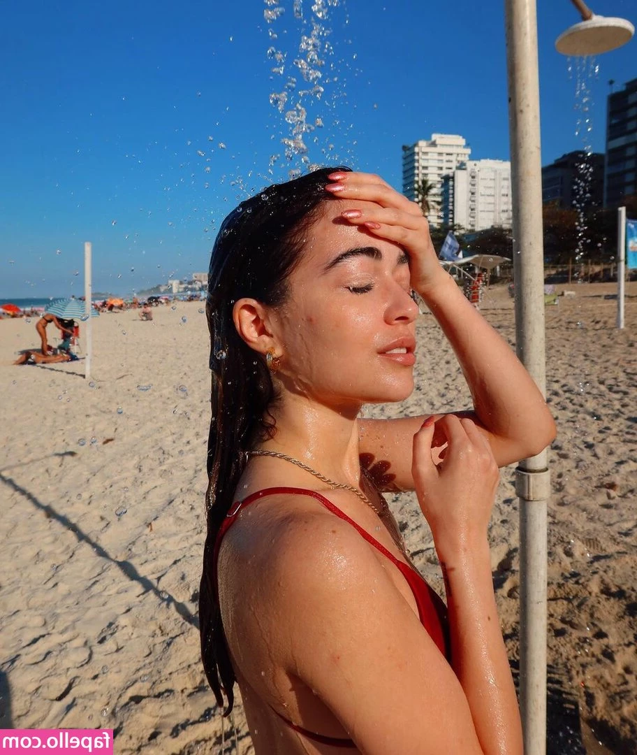 Anna Rita Cerqueira [ anna-rita-cerqueira ] - J ai trouvé de quoi essayer quelque affaire  j adore les cabines d