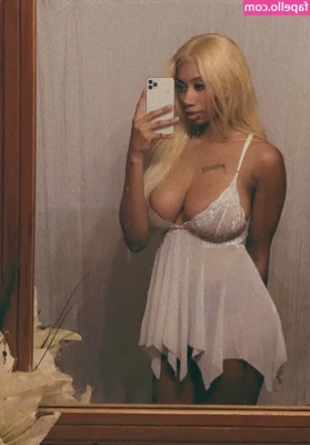 womanflo - Getting ready to go film at a hotel room with my GF 🥵 Should be a