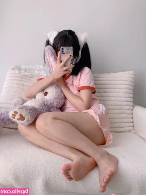 2jietang - I undress out of my clothes and show you my body. Then I lay back and