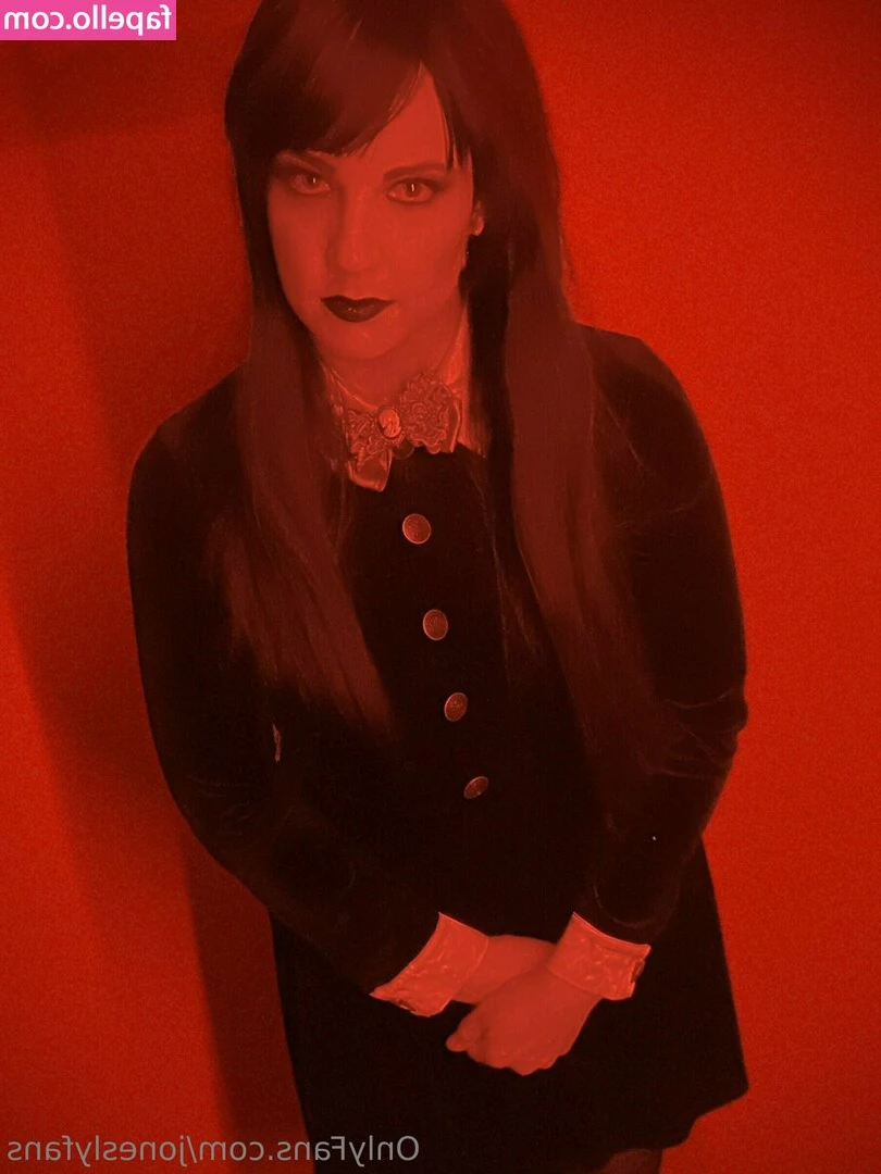 Lindsay Jones [ lindsay-jones ] - Your revolting