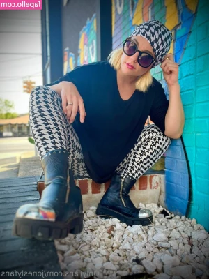 Lindsay Jones [ lindsay-jones ] - What s the boldest part of my look