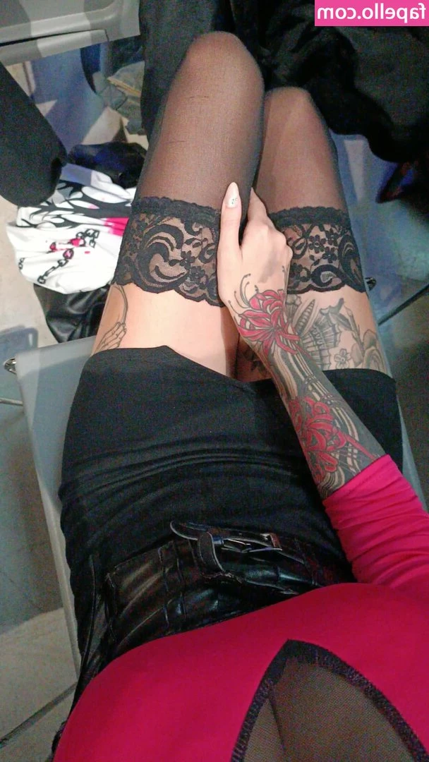 Ardens - Tits flashing at the office