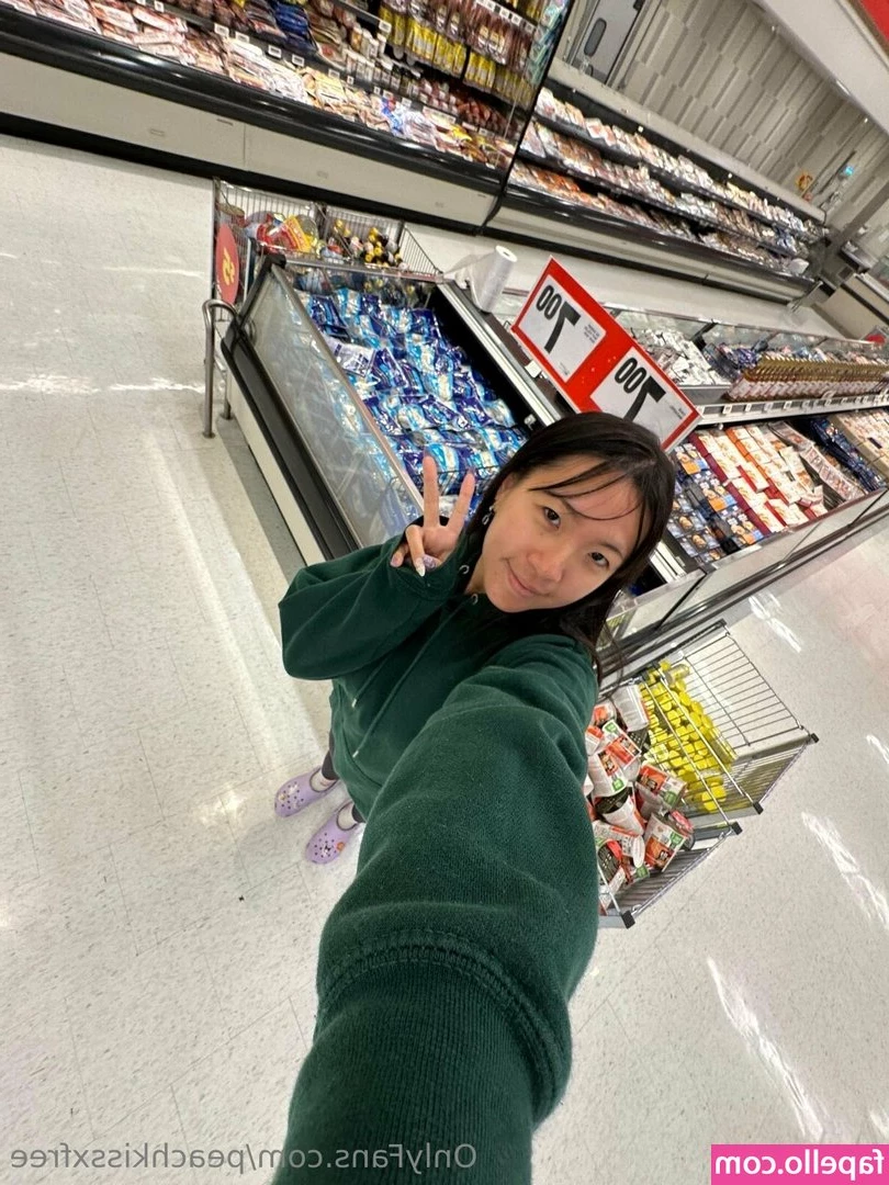peachkissxfree [ peachkissxfree-1 ] - Heheh 🤭 imma mess Daddy 🥵