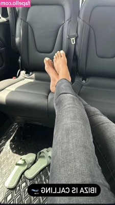 Milica Denise Umicevic [ milica-denise-umicevic ] - Slow motion me slapping my thighs together ;)
