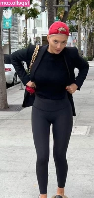 Milica Denise Umicevic [ milica-denise-umicevic ] - Warming up in the gym, right now, who thinks I need to go live
