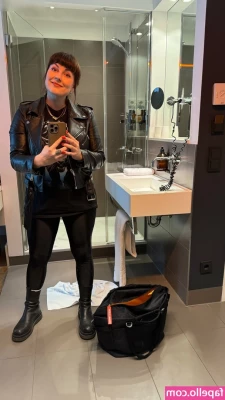 Toyah Diebel [ toyah-diebel ] - I was in Hamburg for a King Gizzard Marathon-Concert