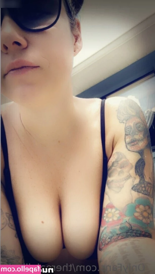 Allie Sin [ allie-sin ] - Visiting a friend today   what color are my panties