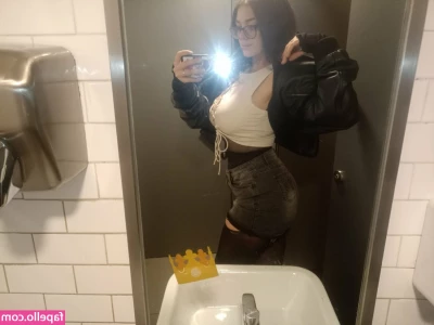 pau_brat [ pau-brat-1 ] - Hooping in flip flops