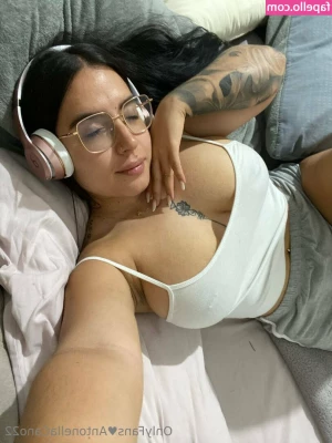 Antonella Cano [ antonella-cano ] - Hace calor o yo ando caliente