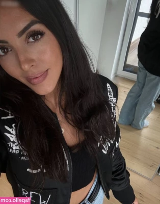 x.adriana [ x-adriana ] - I feel like a giant king and you are my slaves