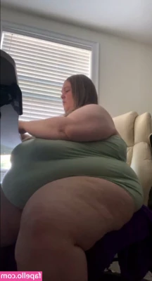 bodylovebritt2 - Hello all! 🥰 if I were to commit to a weekly live stream to hang