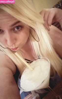Blondiihell - My pussy needs played with so does my butt
