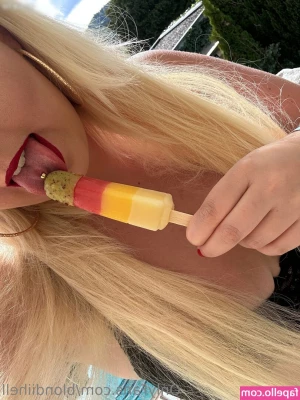 Blondiihell - A Helping Hand