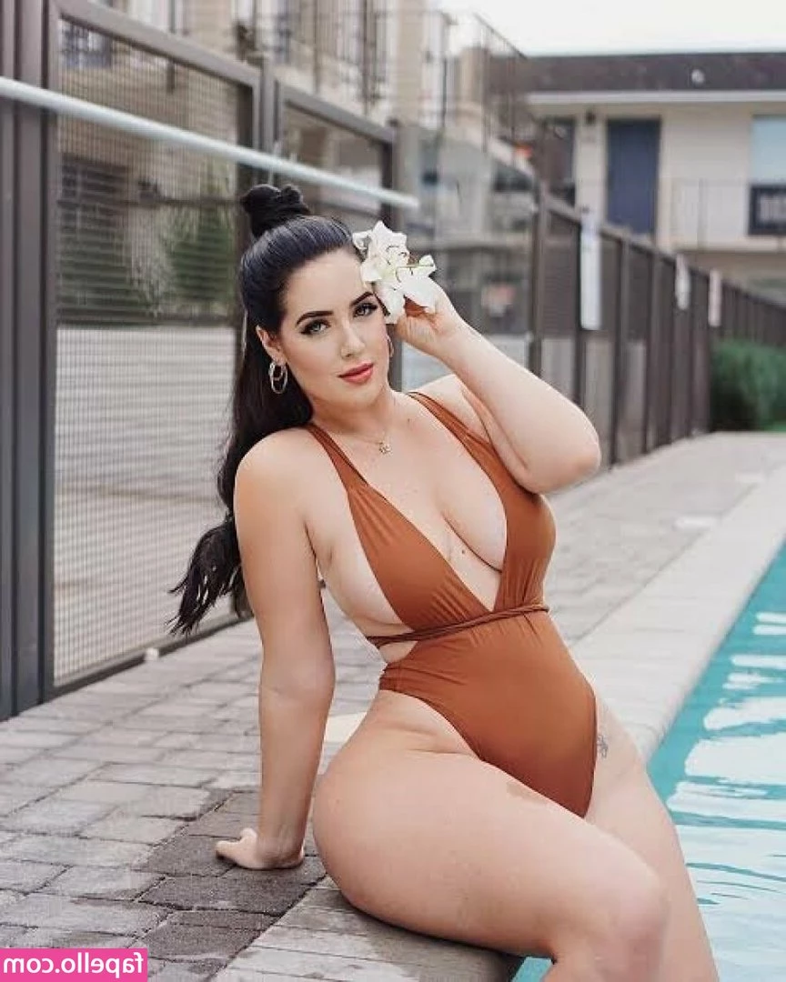 Holly Luyah [ holly-luyah ] - I wish a had a cock so I could do this