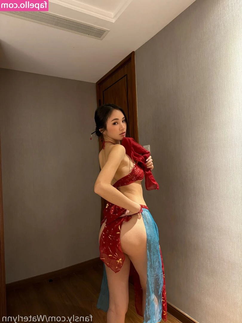 Waterlynne - Danse sexy en corset vinyl